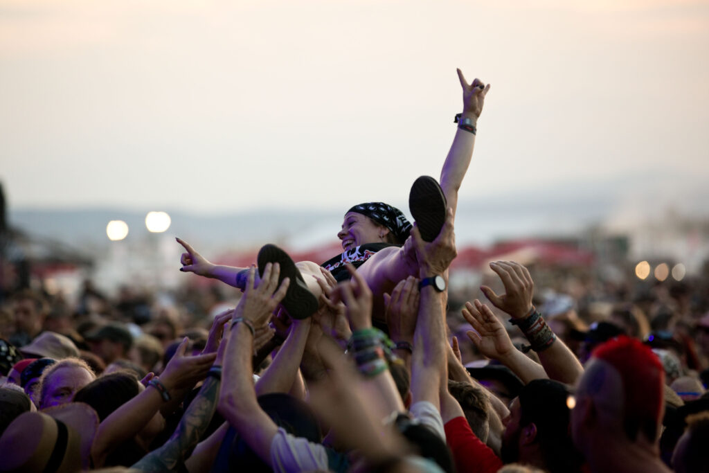 Crowdsurfer